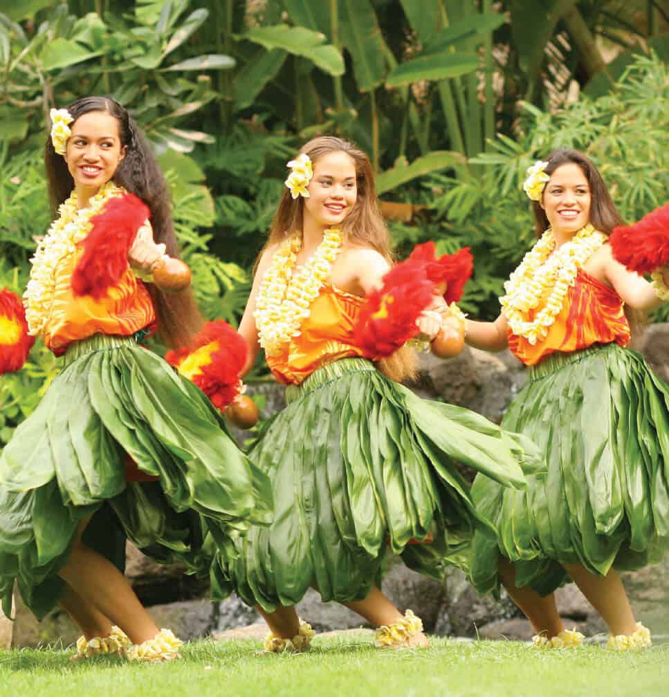 Aliʻi Lūʻau hula dancers